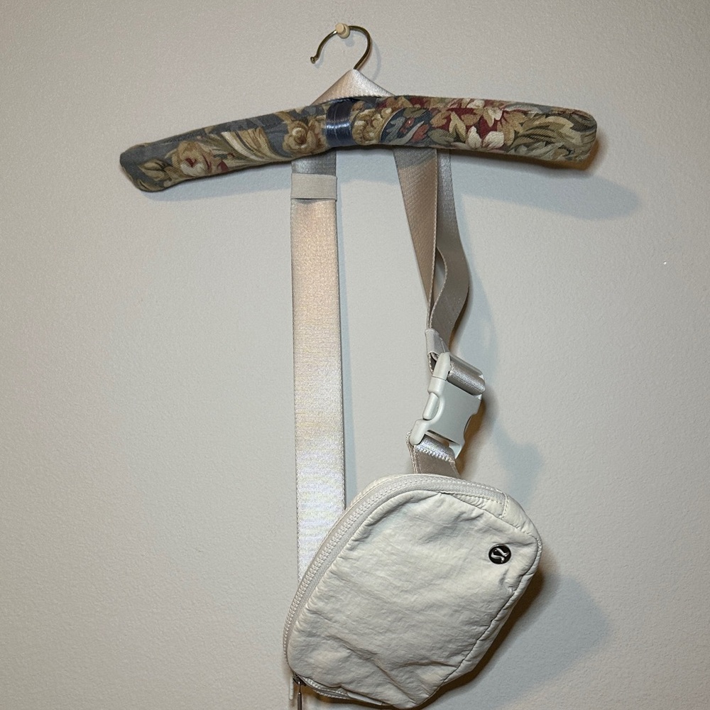 Lululemon Athletica White Belt Bag - Picture 5 of 5